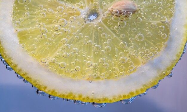 Beneficios del agua con limón