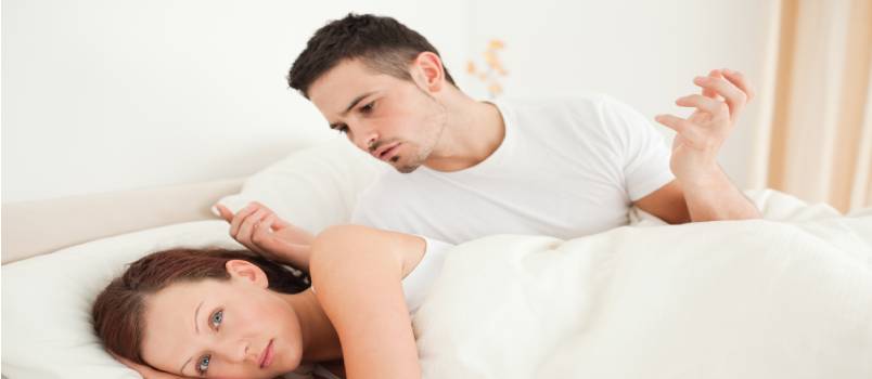 Pareja infeliz en la cama