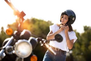 mujer en moto