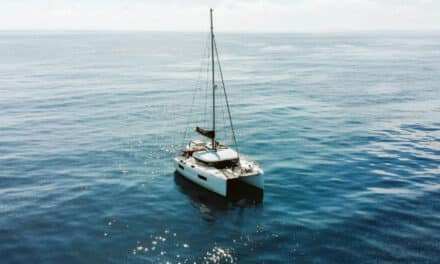 Alquiler de catamarán para un tour privado por Ibiza